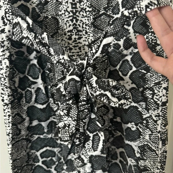 PrettyLittleThing Grey Snake Print Tie Waist T-Shirt Dress - Picture 8 of 10